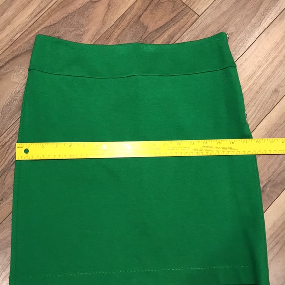 Banana Republic green short skirt - Picture 11 of 12